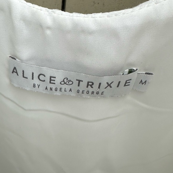 Alice & Trixie white embroidered mini dress size M EUC - Picture 4 of 7